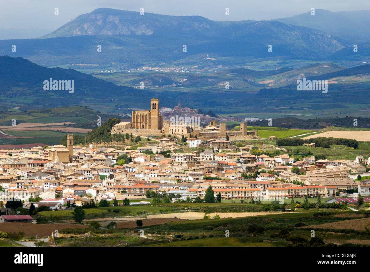 Panoramablick über Artajona Stadt. Navarra, Spanien Stockfoto