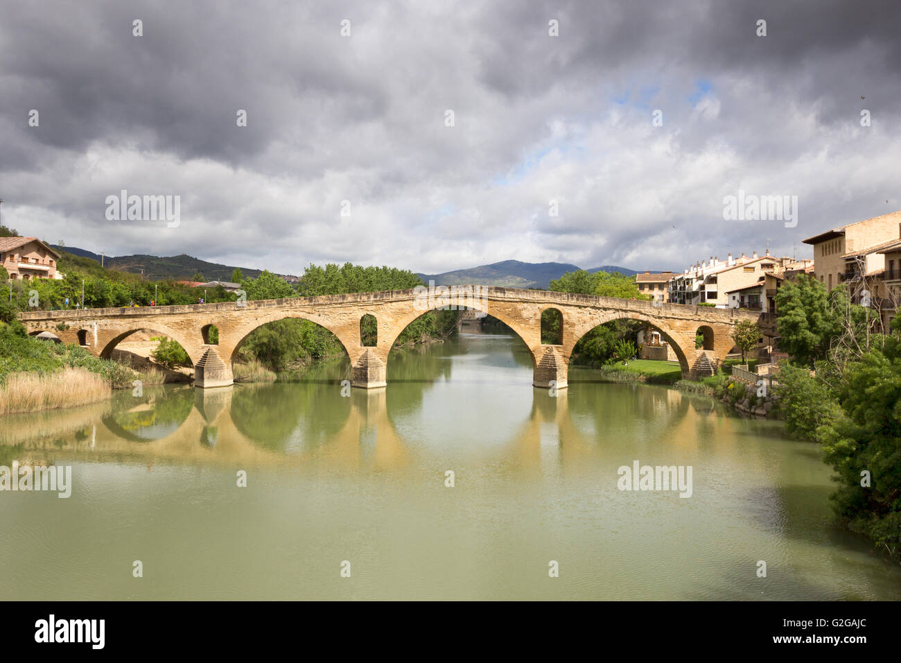 Puente la Reina (Brücke der Königin) Brücke über den Fluss Arga. Navarra, Spanien Stockfoto
