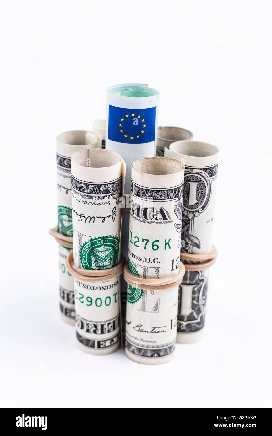 Einzelne Euro-Banknote in der Mitte des gerollten Dollar isoliert auf weißem Hintergrund Stockfoto