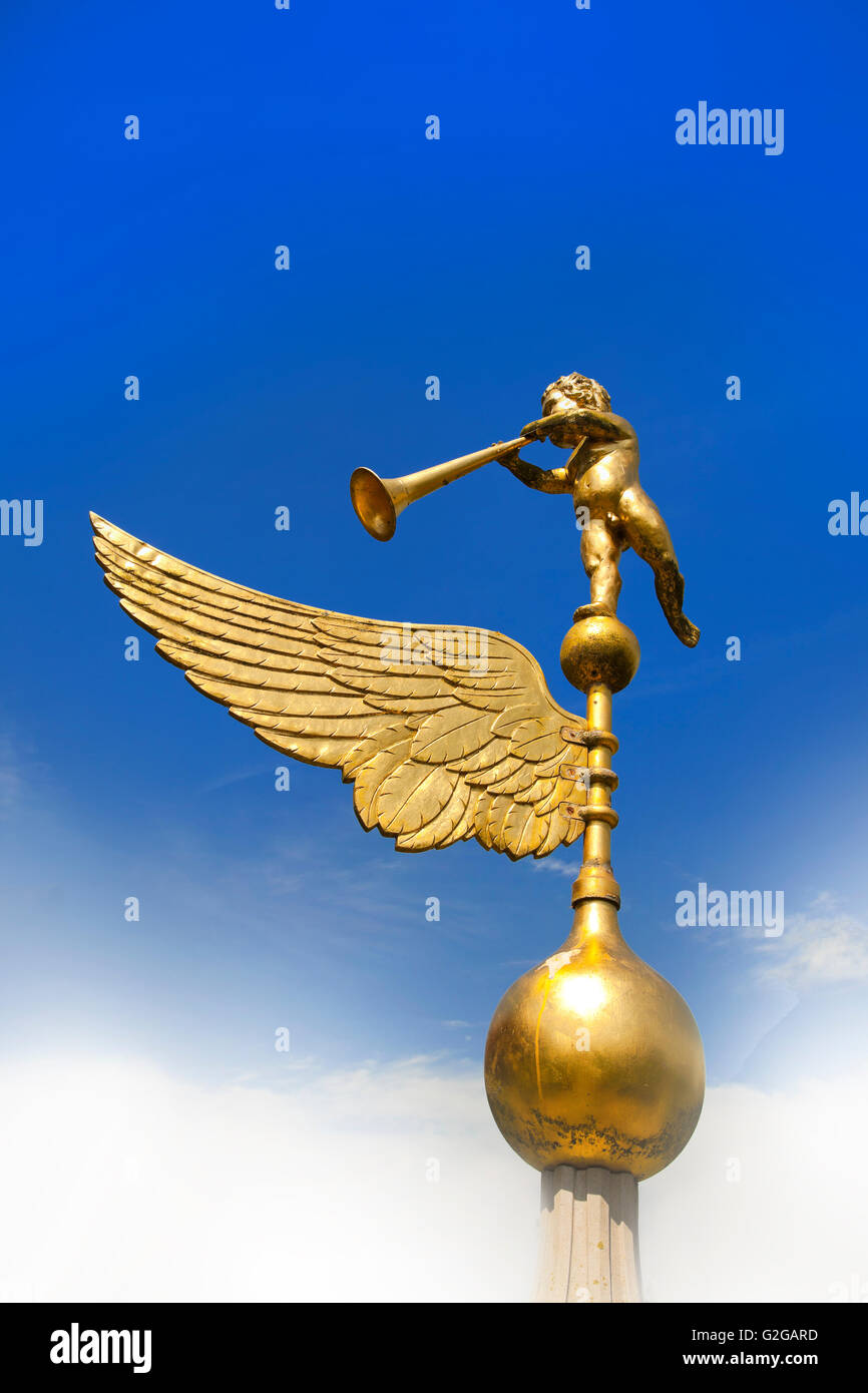 Gold Engel mit Trompete & Flügel Wetterfahne, blauer Himmel, strahlende Sonne Stockfoto