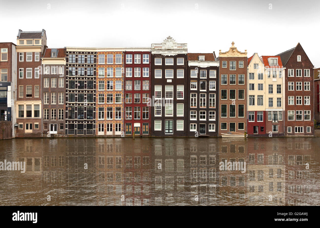 Amsterdamer Architektur, Blick von der Damrak, Blick nach Osten, den tanzenden Kanal oder grachtenhuizen Stockfoto