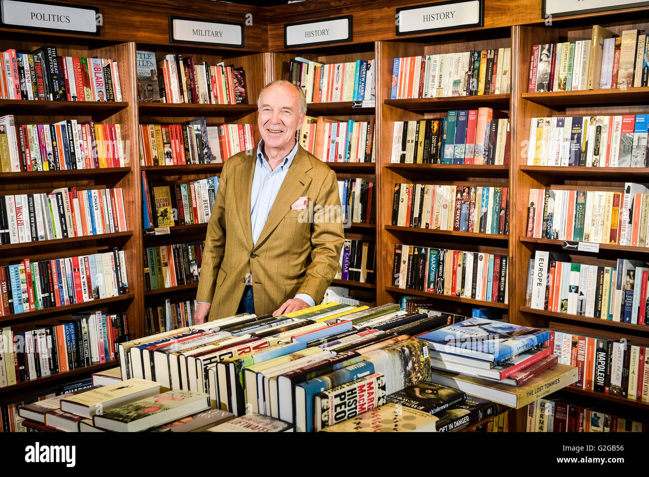 Robert Hiscox in seinem weißen Pferd Buchhandlung in Marlborough, Wiltshire, als die Stadt Grande hat einen Blasenbildung Angriff auf David Camerons Kampagne weiterhin in der EU, überspielen es "korrupt" und beschuldigen die Schatzkammer der Verbreitung von "illegalen Propaganda" gestartet. Stockfoto