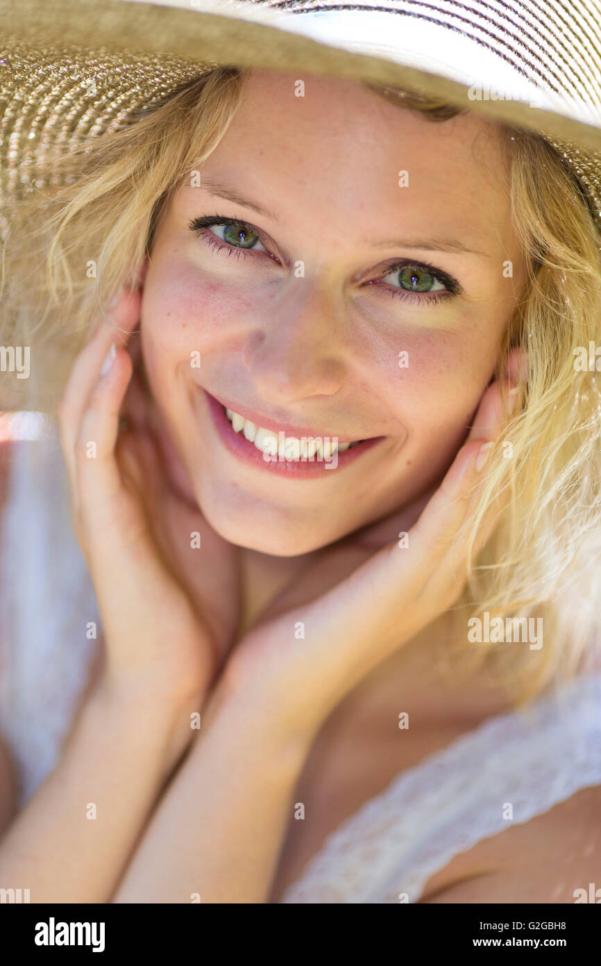 Lächelnde junge Frau mit Sommerhut, Waidhofen ein der Ybbs, Niederösterreich, Österreich Stockfoto