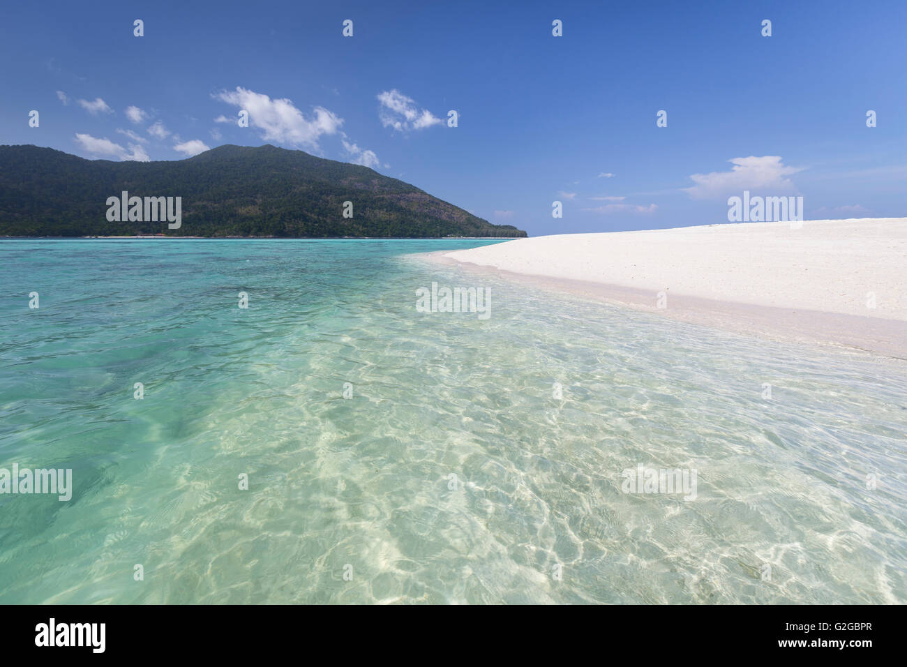 Türkisfarbenes Wasser und weißer Strand auf Ko Lipe Island, Thailand Stockfoto