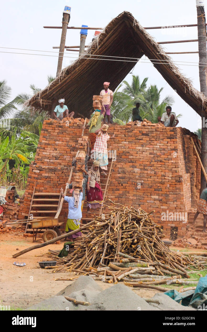 Herstellung von handgefertigten Ziegel in Indien Stockfoto