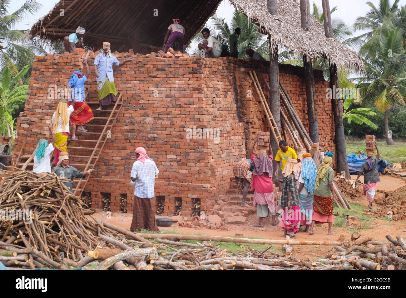 Herstellung von handgefertigten Ziegel in Indien. Stockfoto