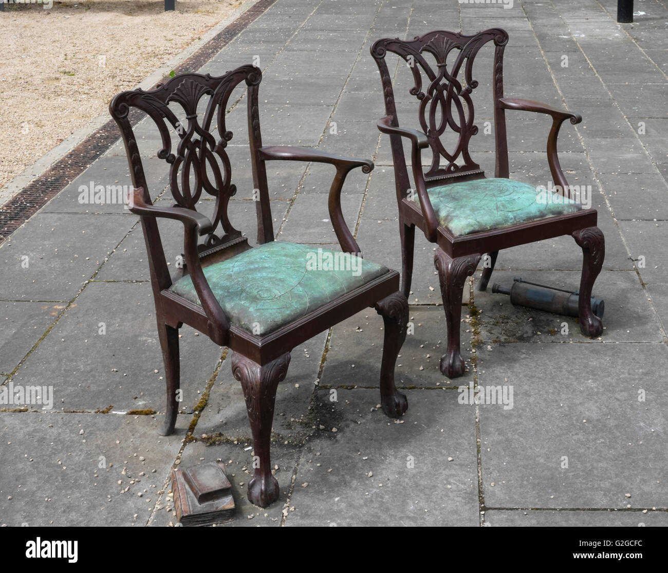 Bad eine georgische Stadt in Somerset, England UK zwei Stühle Skulptur für Astronomen Sir William und Caroline Herschel Stockfoto