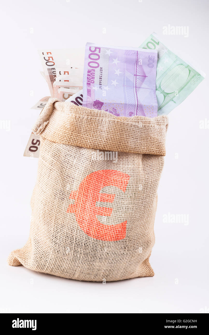 Eine Tasche voll mit Euro-Banknoten mit Euro-Zeichen auf der Tasche isoliert auf weißem Hintergrund Stockfoto