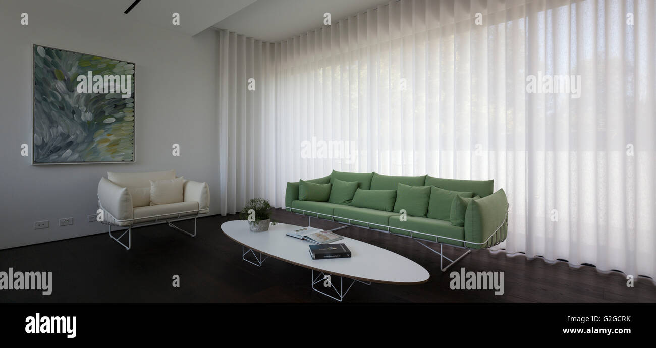 Obere Ebene Wohnfläche mit geschlossenen Vorhängen. W-House, Sydney, Australien. Architekt: MCK Architekten, 2015. Stockfoto