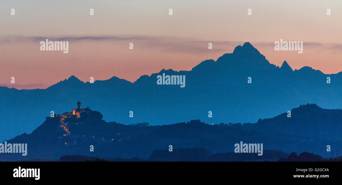 Santa Vittoria und Monte Viso von Alba, Piemont, Italien gesehen Stockfoto