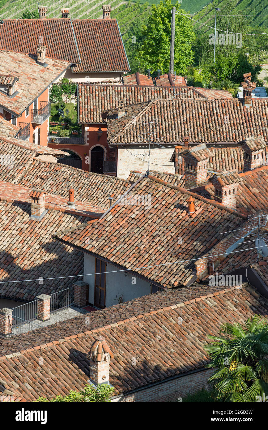 alte Bauernhäuser in Guarene von Castello di Guarene gesehen Stockfoto