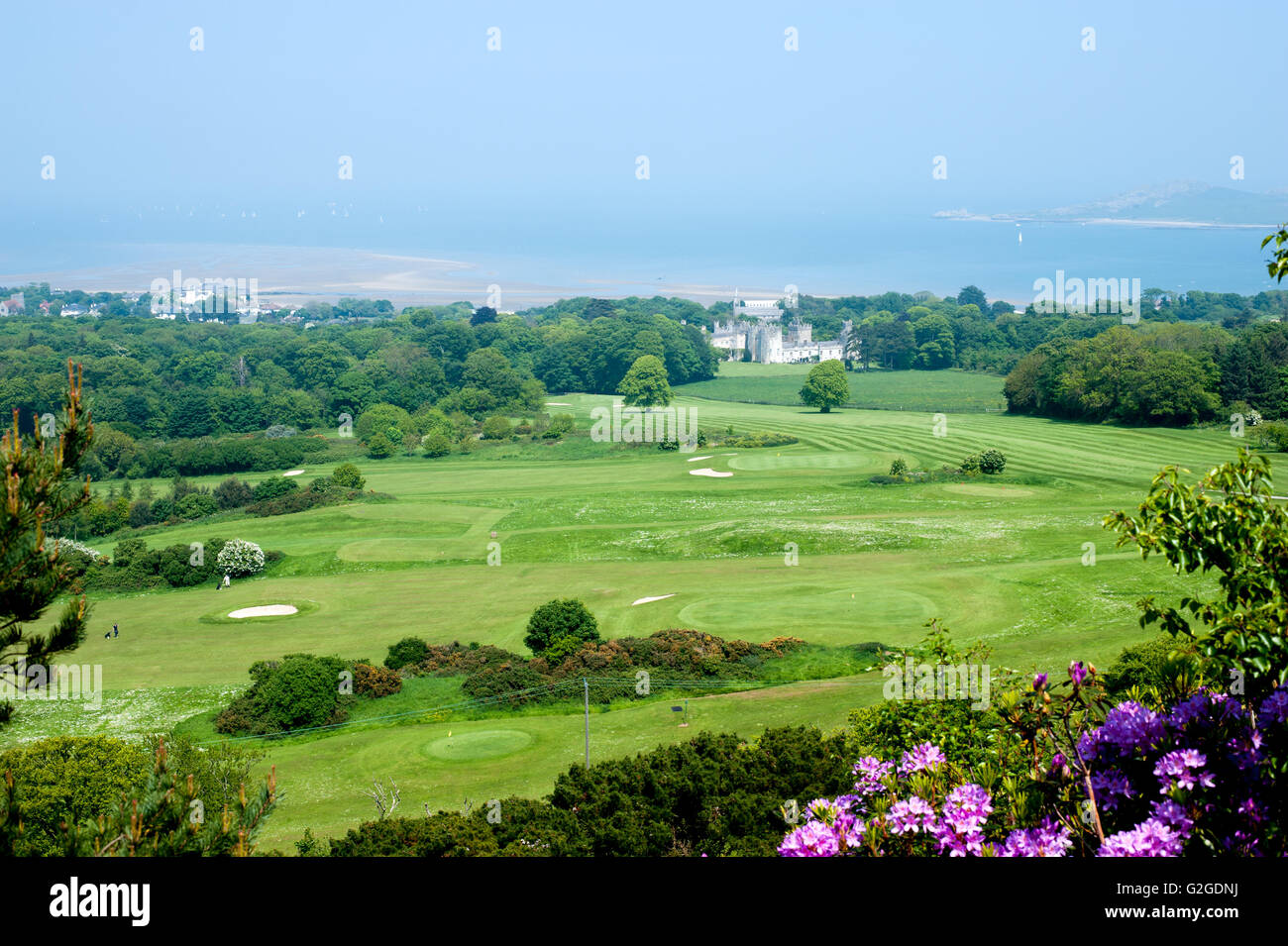 Dublin, Irland - 29. Mai 2016. Blick von der Spitze des Hügels auf Deer Schloss und Strand in Howth, Stockfoto