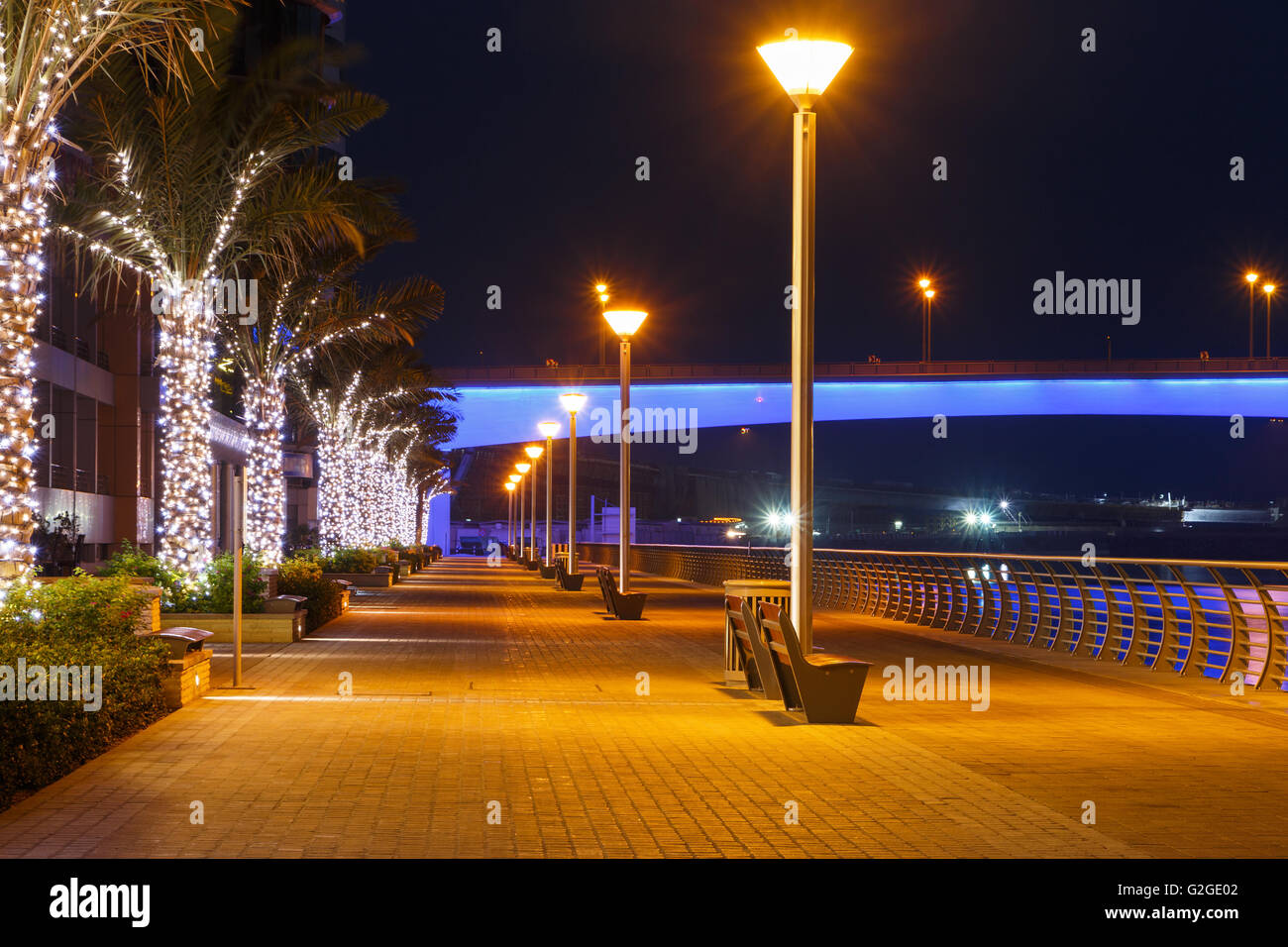 Anlegestelle der Stadtteil Marina in Dubai bei Nacht Stockfoto