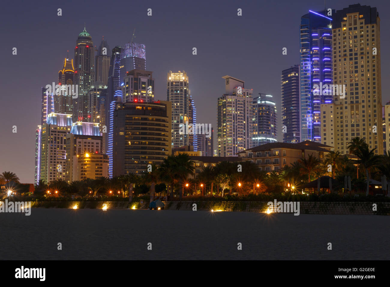 Anblick des Bezirks Marina in Dubai bei Nacht Stockfoto