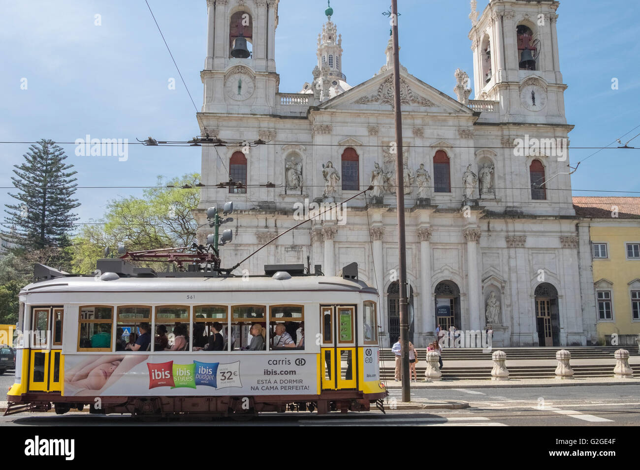 Einer alten Stil elektrische Pkw-Straßenbahn vorbei der Estrela Basilika, einem alten Karmeliterkloster in Lissabon, Portugal Stockfoto