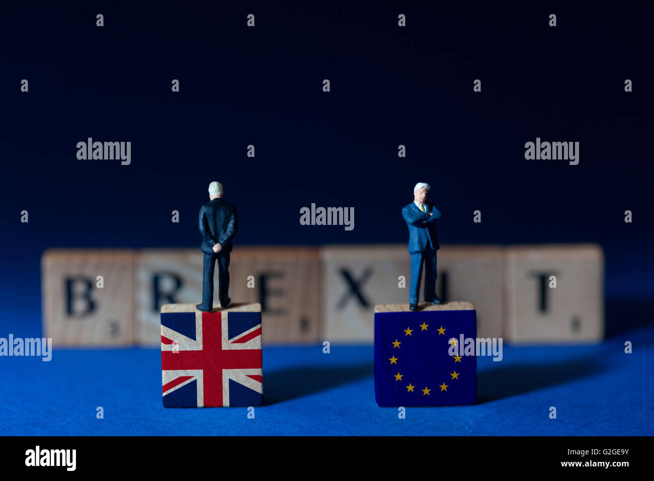 Brexit ausgeschrieben mit Unentschieden Geschäftsmann stehend auf UK- und EU-Flaggen Stockfoto