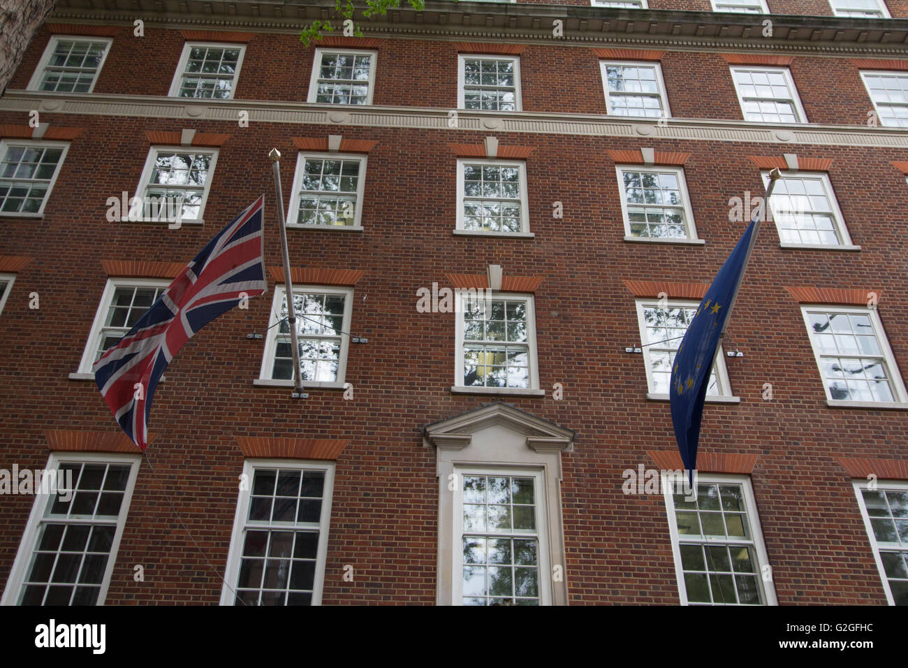 Europa-Haus mit Anschluß-Markierungsfahne und Union Jack Flagge der Europäischen Gemeinschaft, London, UK Stockfoto