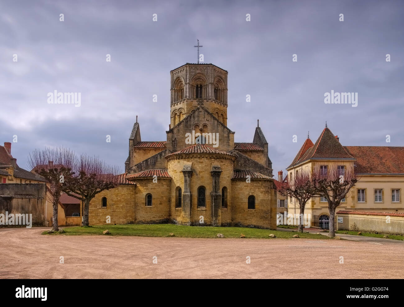 Romanische Kirche in Semur-En-Brionnais Burgund, Frankreich - romanische Semur-En-Brionnais Kirche in Burgund, Frankreich Stockfoto