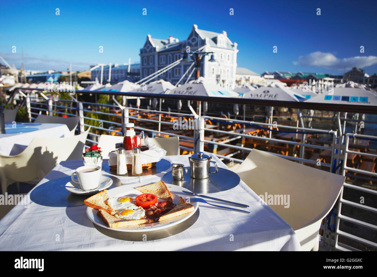 Frühstück im Café im freien Victoria and Alfred Waterfront, Cape Town, Western Cape, Südafrika Stockfoto