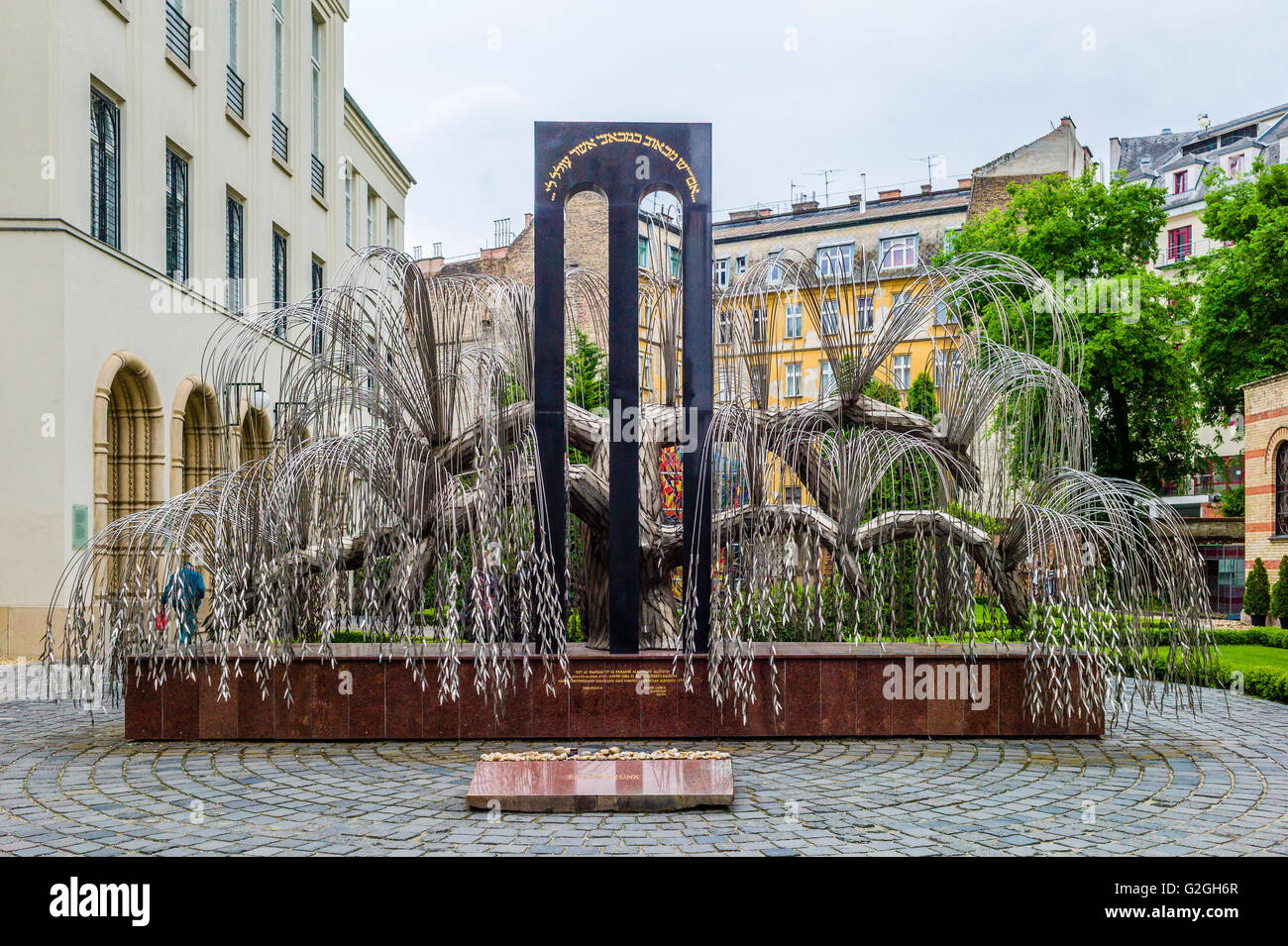 Ein Stahl Trauerweide, entworfen von Imre Varga im Raoul Wallenberg Speicher Park in der Dohany Straße Synagoge in Budapest Stockfoto