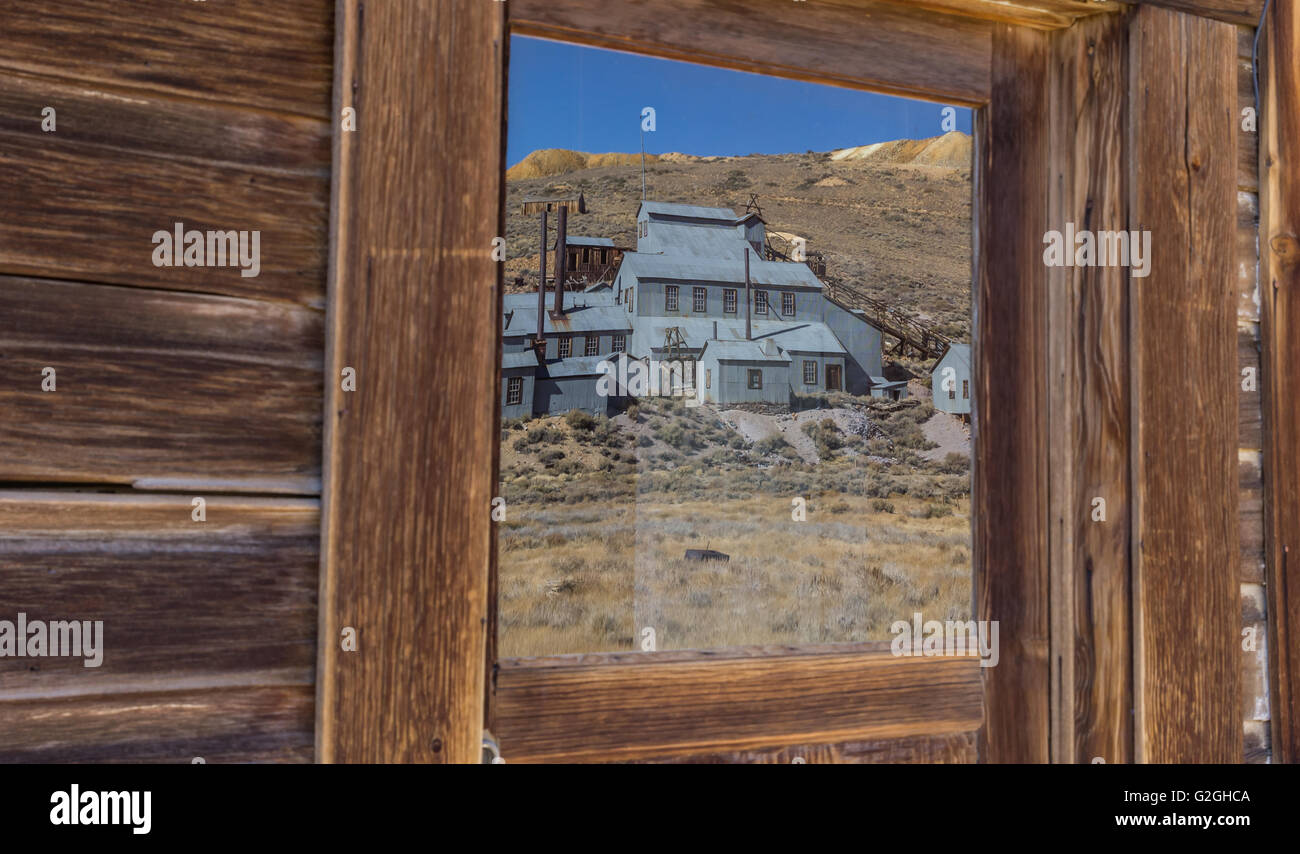 Reflexion der alten Fabrik in Bodie State Historic Park Stockfoto