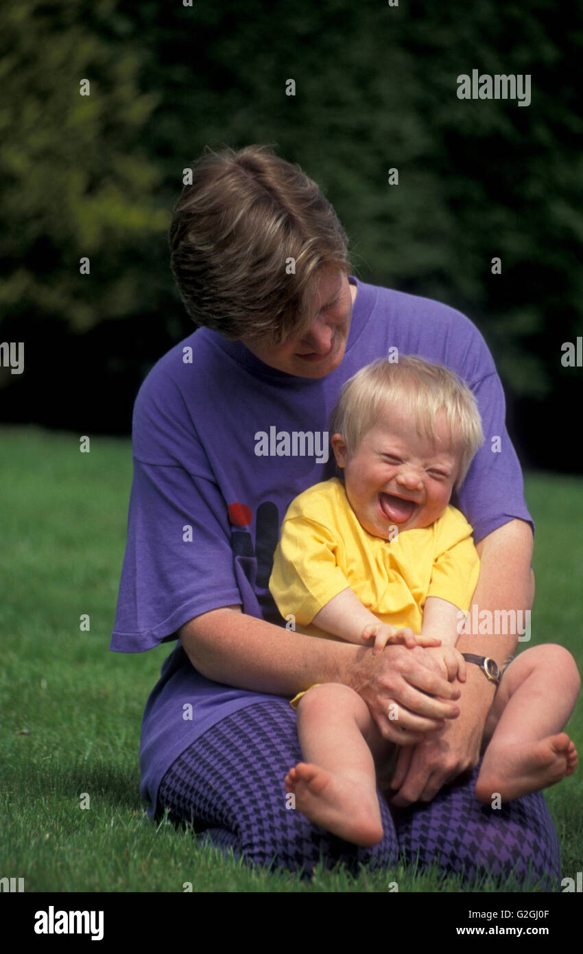 Spaß mit ihrem tiefen Syndrom Kleinkind Mutter Stockfoto