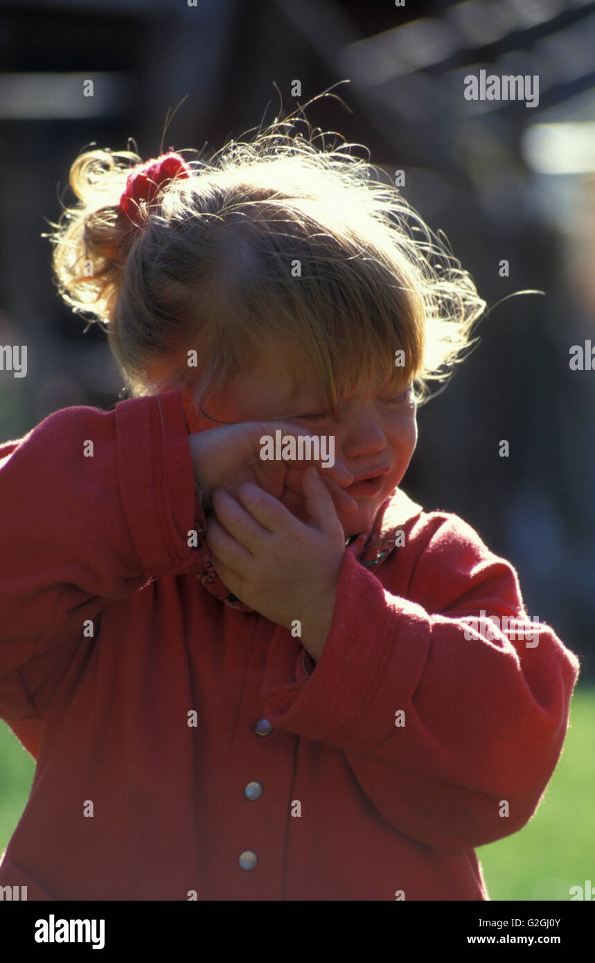 Kleinkind weint nach Verletzung Stockfoto