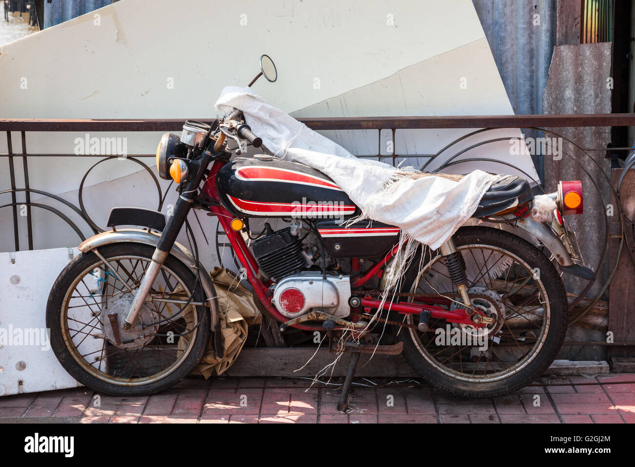 Altes Motorrad geparkt auf der Straße von Bangkok Stockfoto
