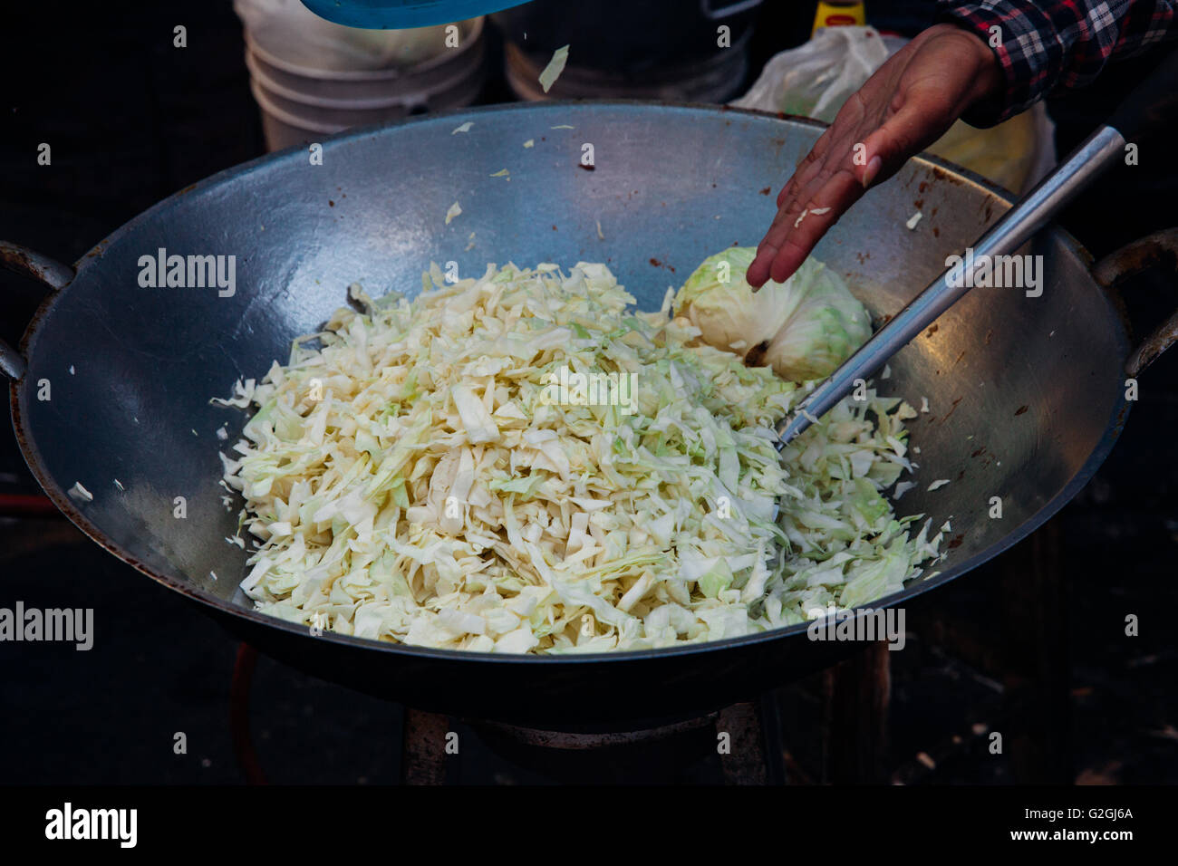 Kohl im Wok auf der Straße von Bangkok, Thailand. Stockfoto