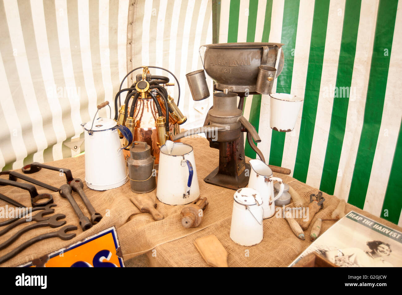 Vintage Melken-Equipment auf dem Display an einen fairen Sommer Stockfoto