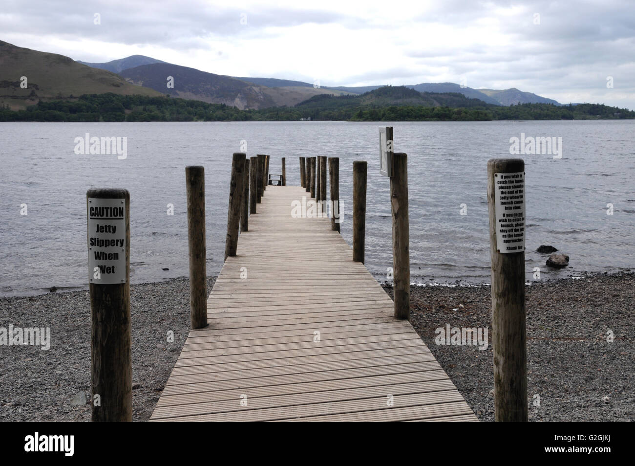 Ein Bootssteg am Derwentwater für Passagiere, eines der Barkassen zu fangen, die regelmäßigen Dienstleistungen rund um den See laufen. Stockfoto