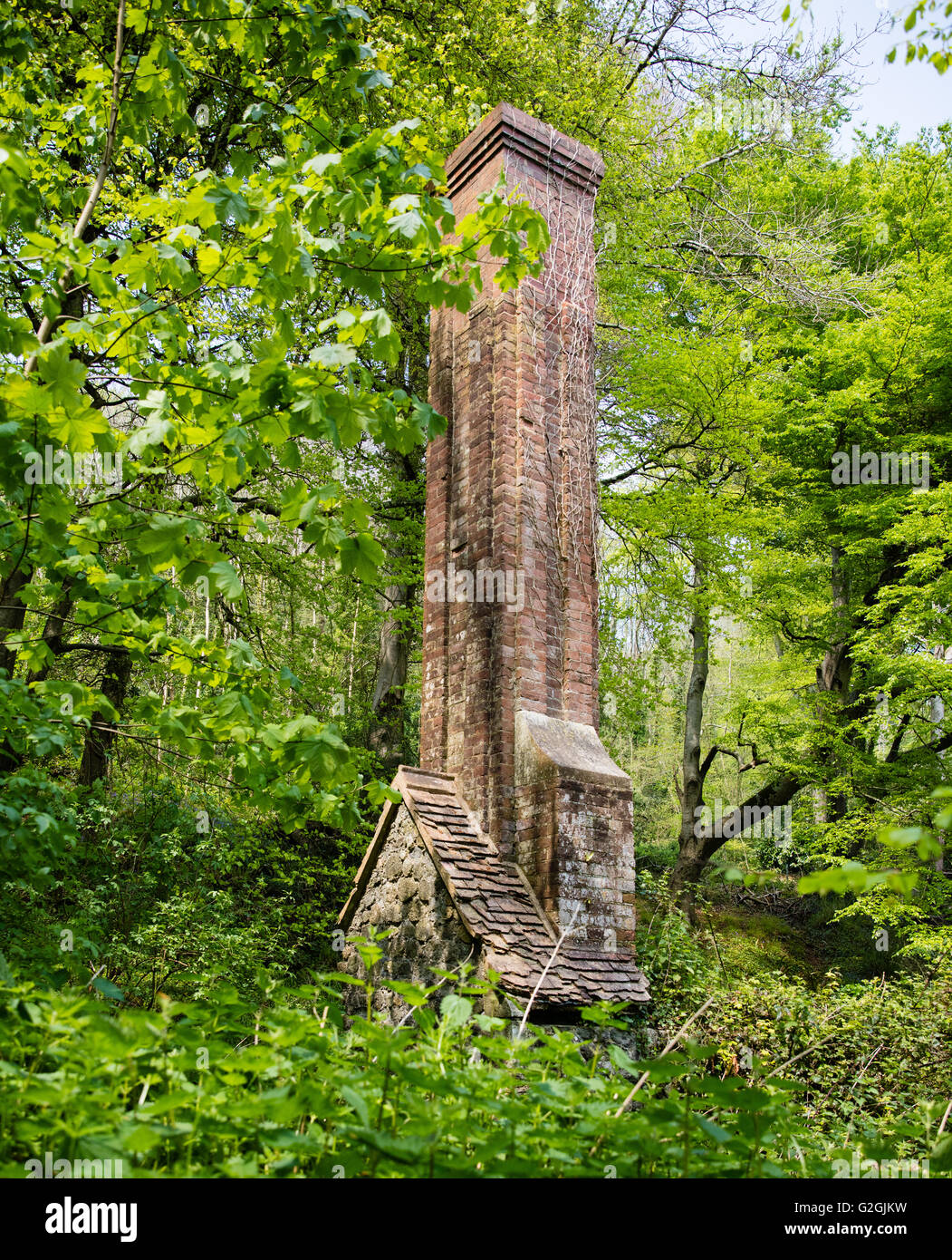 Schornstein des ehemaligen Pumpstation in der Undercliff - rutscht eine Fläche Jurassic zwischen Lyme Regis und Seaton in Devon UK Stockfoto