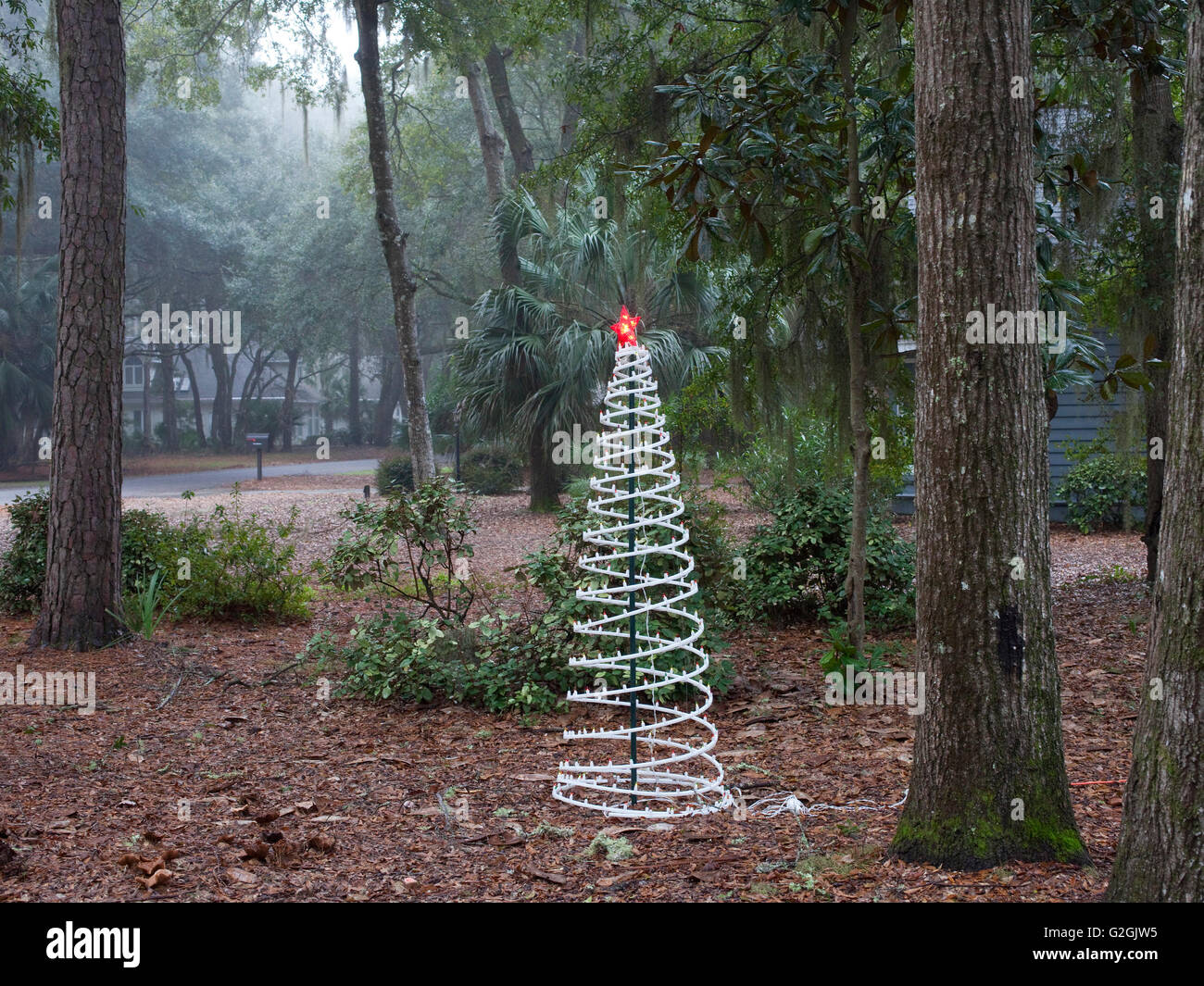künstlicher Weihnachtsbaum im südlichen Vorort von South Carolina Stockfoto