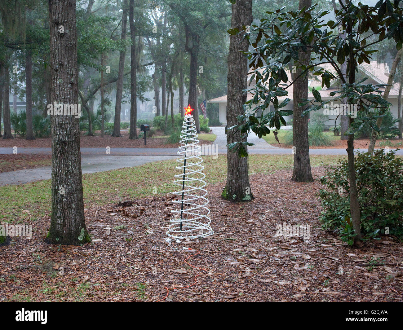 künstlicher Weihnachtsbaum im südlichen Vorort von South Carolina Stockfoto