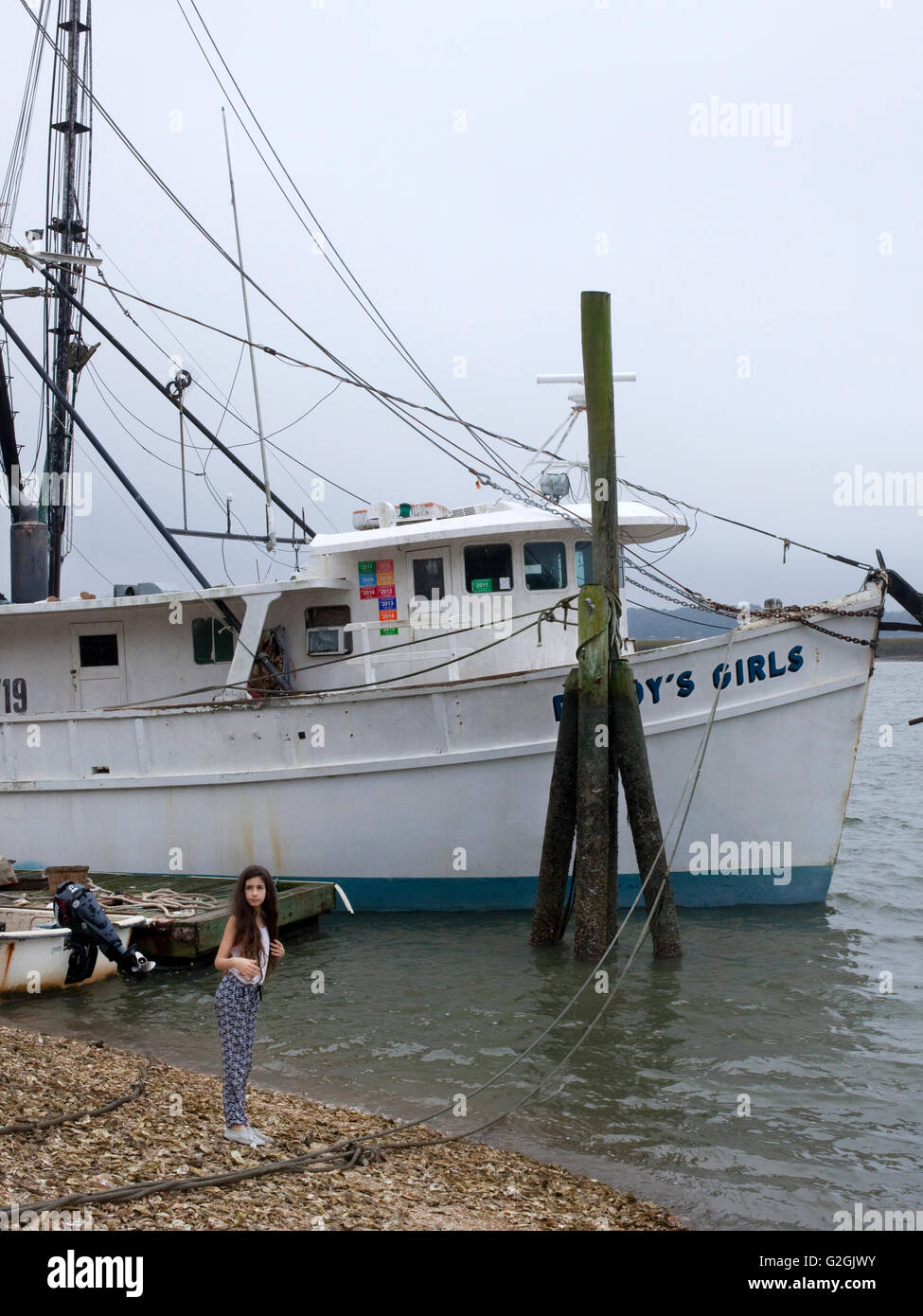 Mädchen und Auster Boot in South Carolina Stockfoto