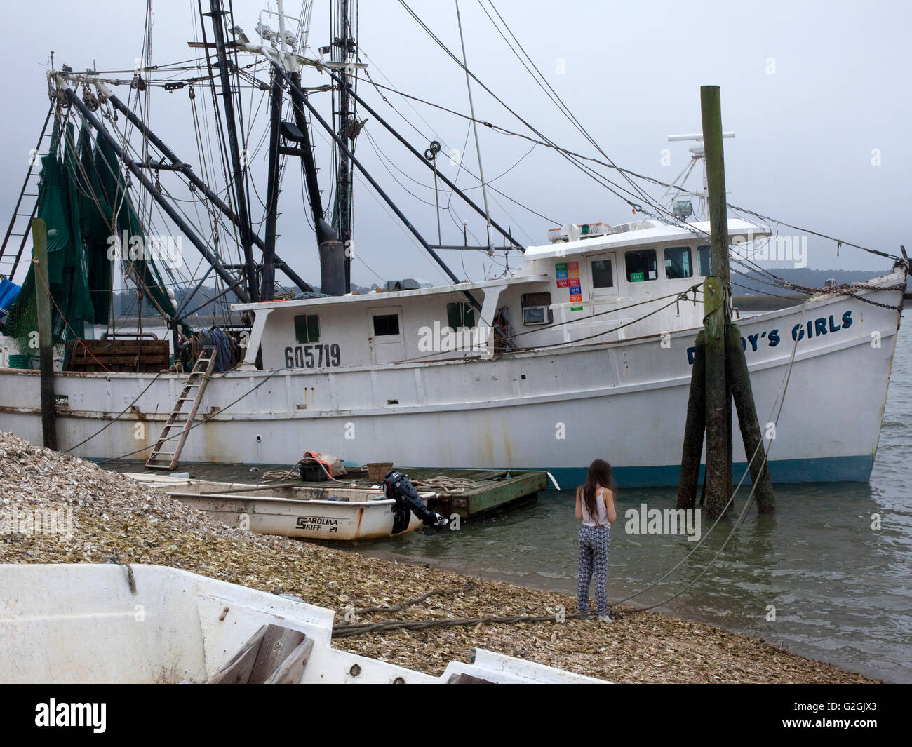 Mädchen und Auster Boot in South Carolina Stockfoto