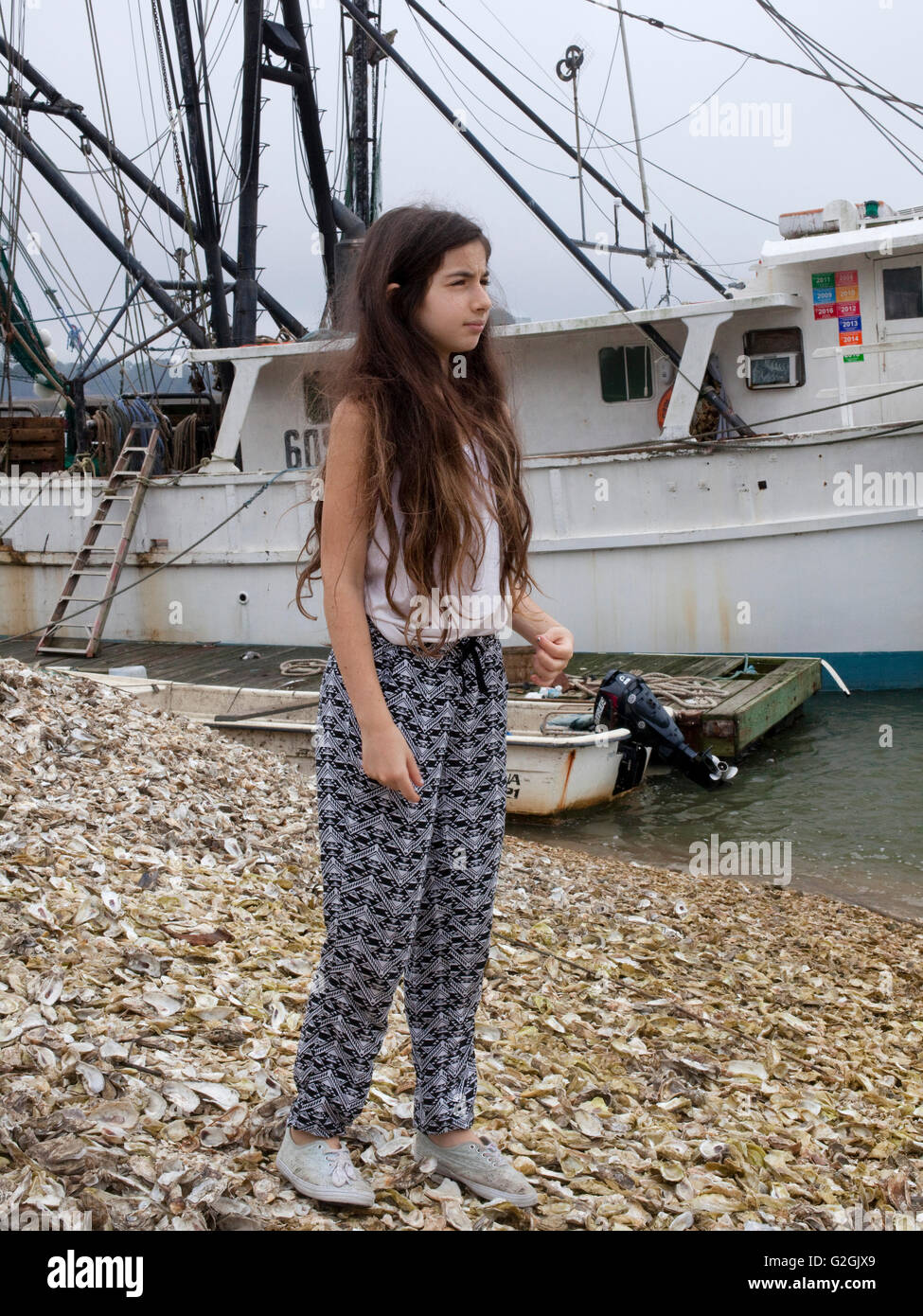 Mädchen und Auster Boot in South Carolina Stockfoto