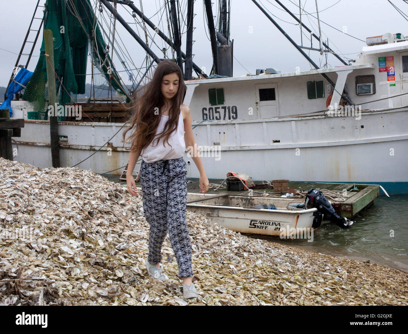 Mädchen und Auster Boot in South Carolina Stockfoto