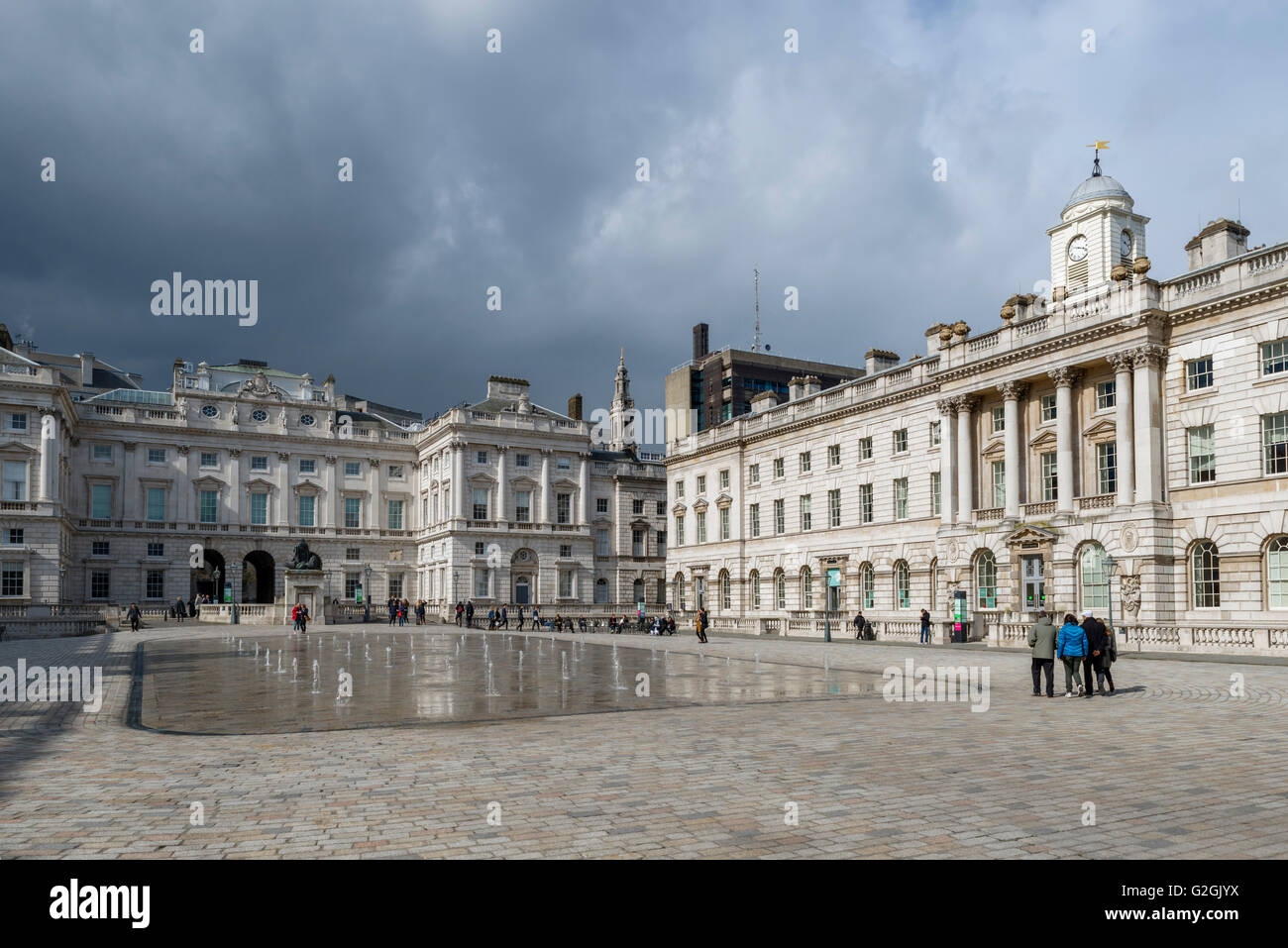 Die Fountain Court am Somerset House, London, mit Blick auf das Courtauld Institute of Art und Courtauld Gallery, England, UK Stockfoto