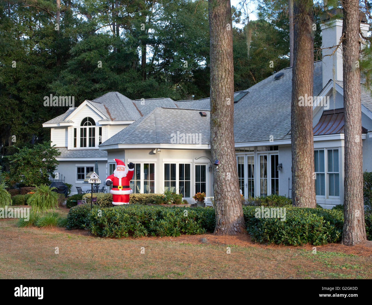 Vorstadthaus mit aufblasbaren Weihnachtsmann in South Carolina s Ruhestandsgemeinschaft Stockfoto
