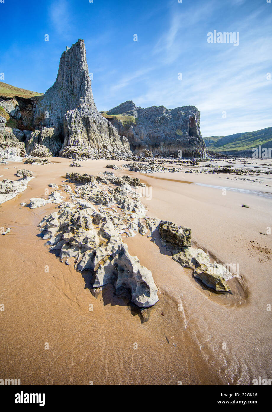 Sandy Beach und dramatische Karbon Kalksteinfelsen an der Mewslade Bucht auf der Gower-Halbinsel in South Wales UK Stockfoto