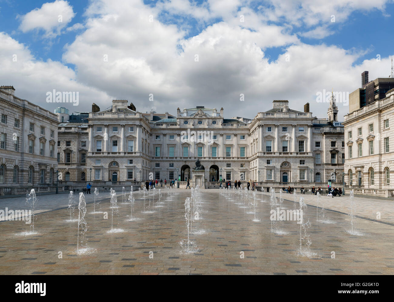 Die Fountain Court im Somerset House mit Blick auf das Courtauld Institute of Art und Courtauld Gallery, London, England, UK Stockfoto