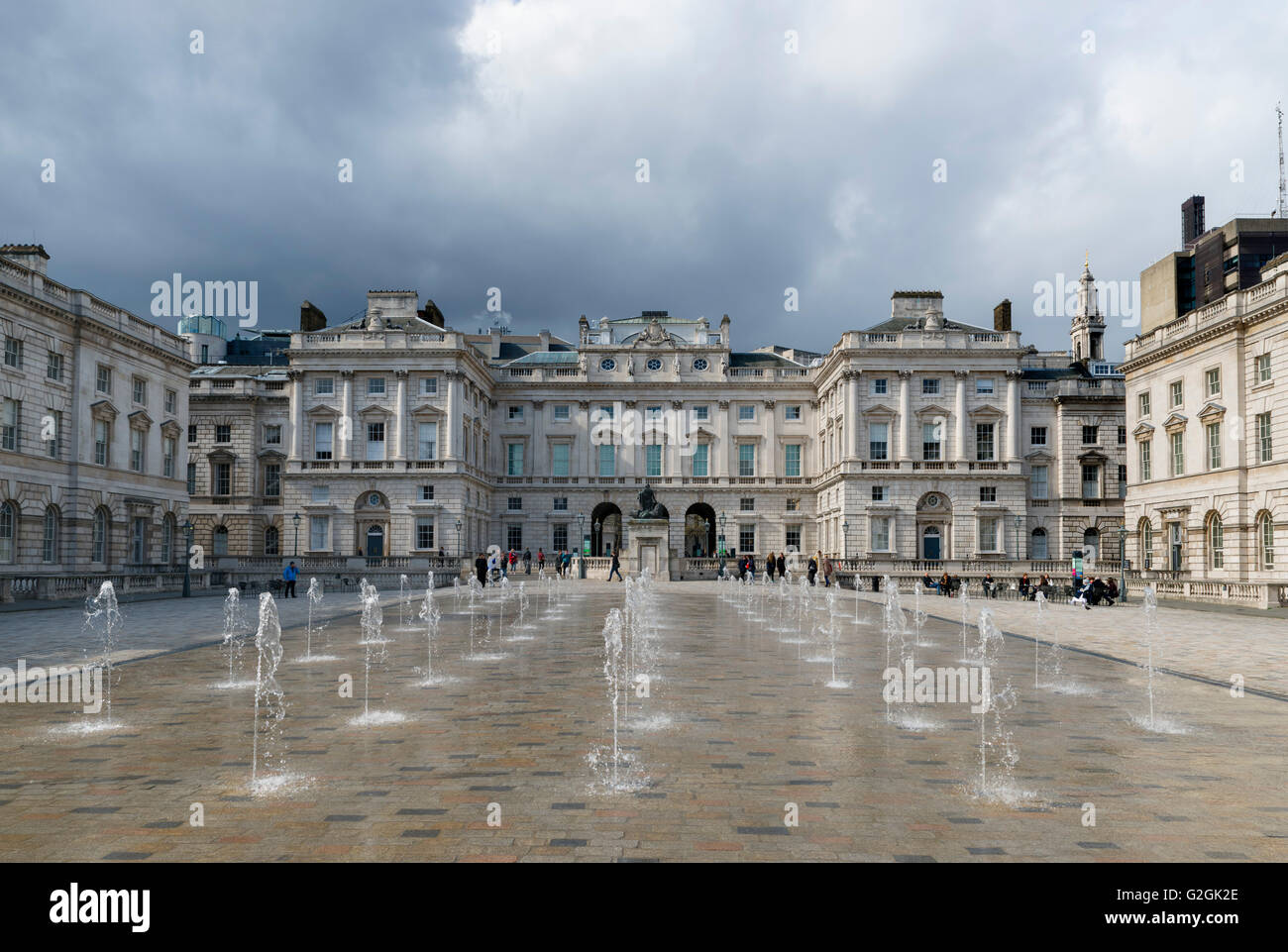 Die Fountain Court im Somerset House mit Blick auf das Courtauld Institute of Art und Courtauld Gallery, London, England, UK Stockfoto