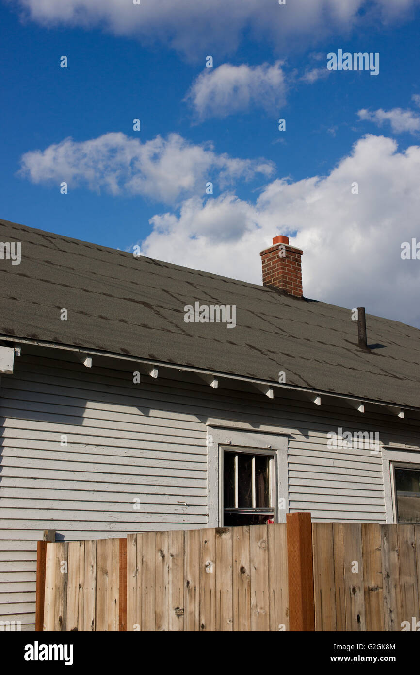 Rückansicht des Hauses mit Teer Papier Dach gegen blauen Himmel Stockfoto
