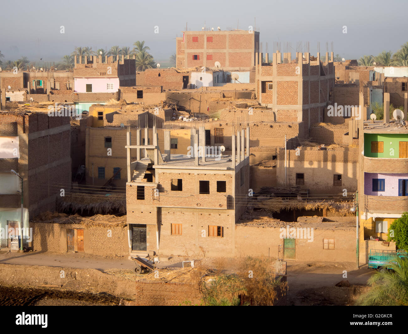 Typisch ägyptische Häuser am Westufer des Nils in Luxor, Ägypten