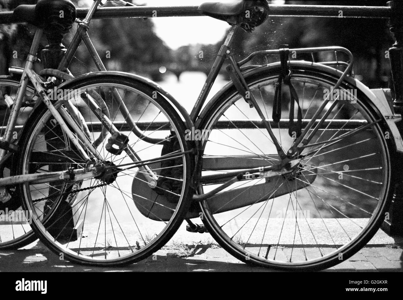 Fahrräder gelehnt Geländer mit Kanal im Hintergrund, Amsterdam, Niederlande Stockfoto