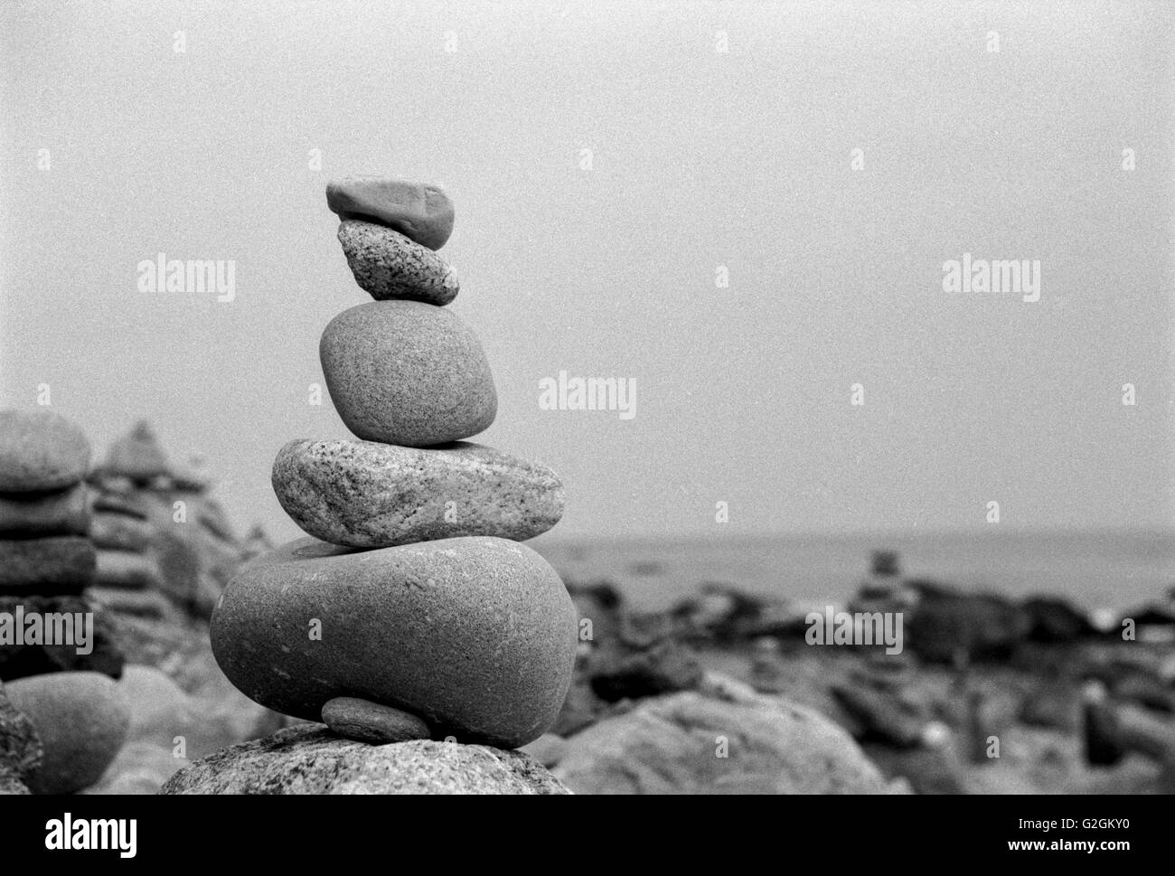 Gestapelten Steinen auf felsigen Strand Stockfoto
