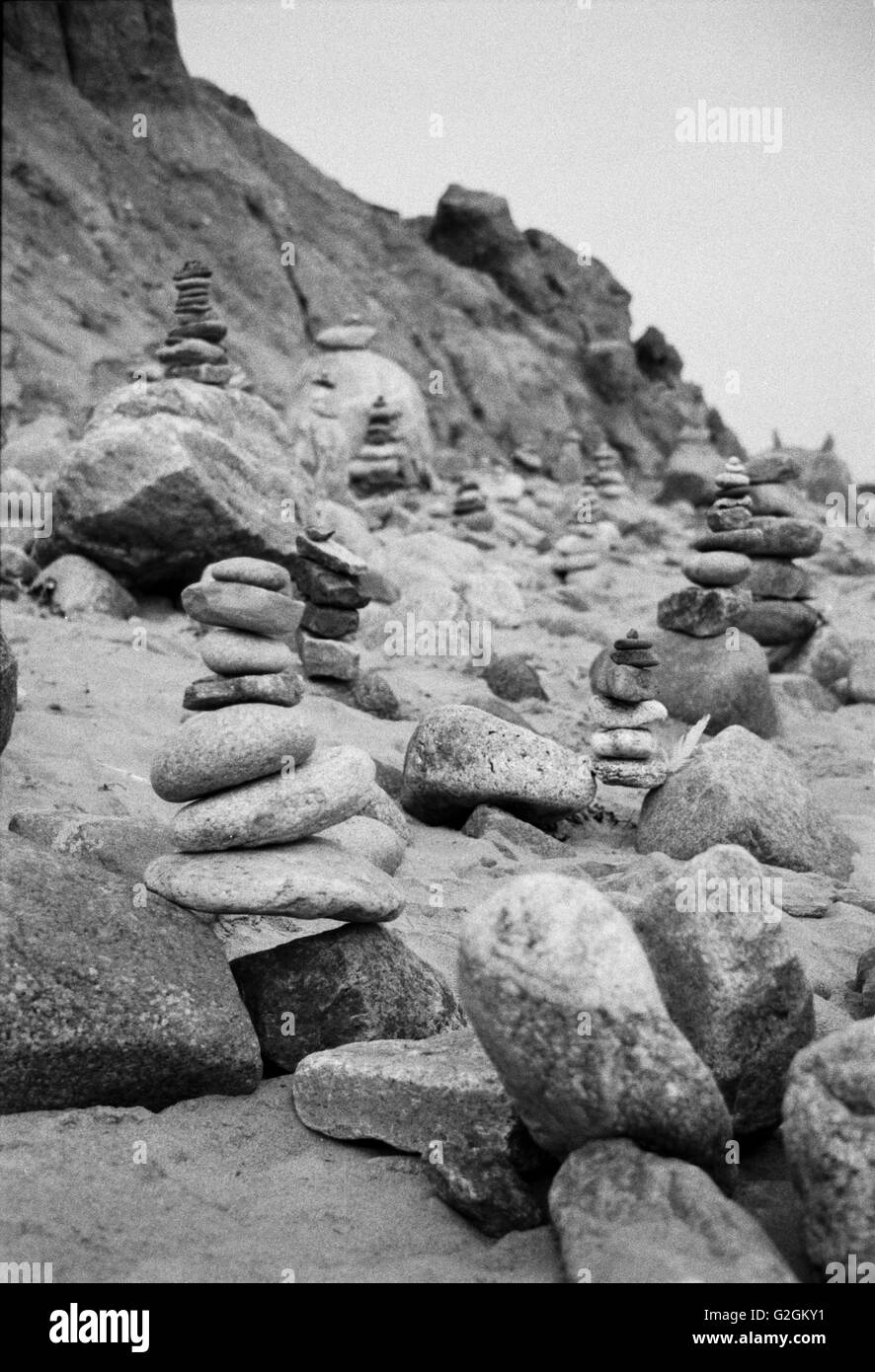 Gestapelten Steinen auf felsigen Strand Stockfoto