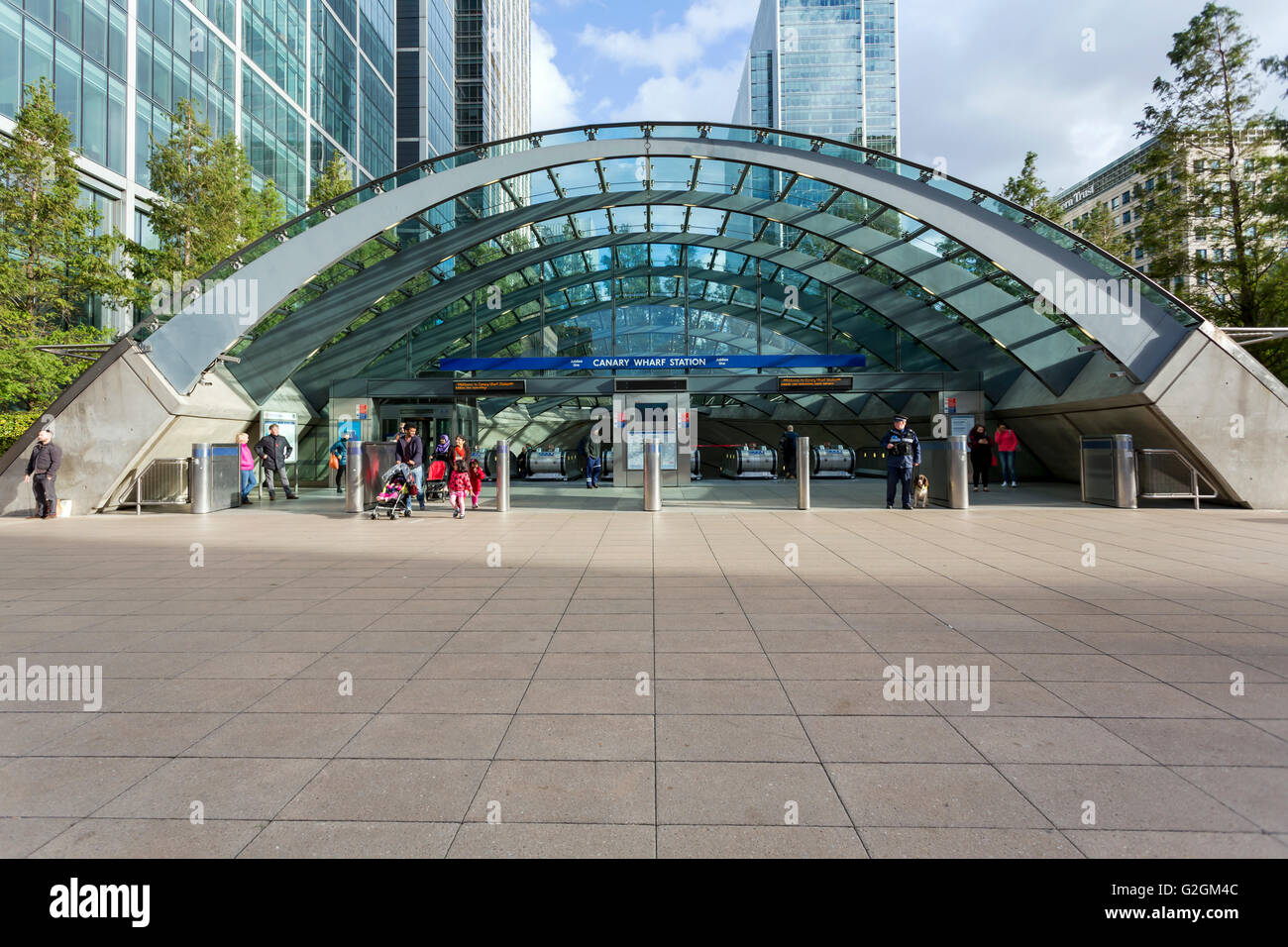 Hightech-Glas überdachten Eingang der Canary Wharf u-Bahnstation in London Stockfoto