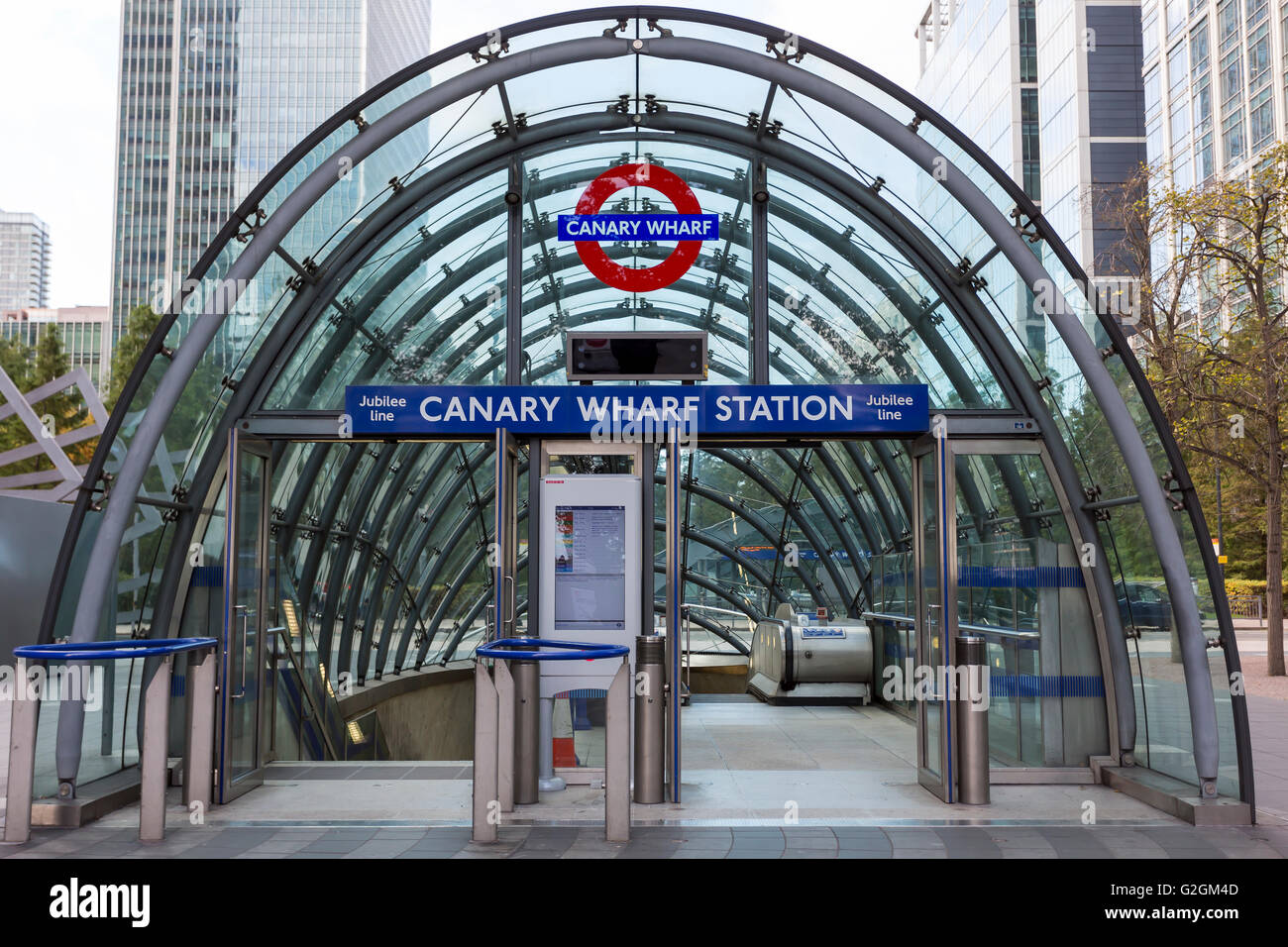 Hightech-Glas überdachten Eingang der Canary Wharf u-Bahnstation in London Stockfoto